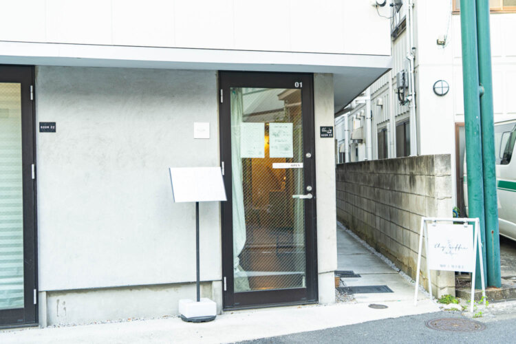店内の様子を少し伺ってから、ドアを開けたくなる入り口。