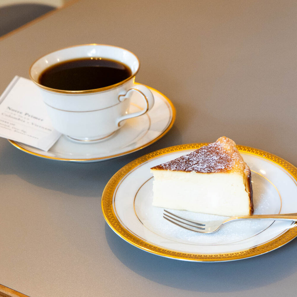 蒲田『thy coffee Atelier』は数学講師の経験を持つ店主によるコーヒー工房。ブレンドに合うバスクチーズケーキも人気