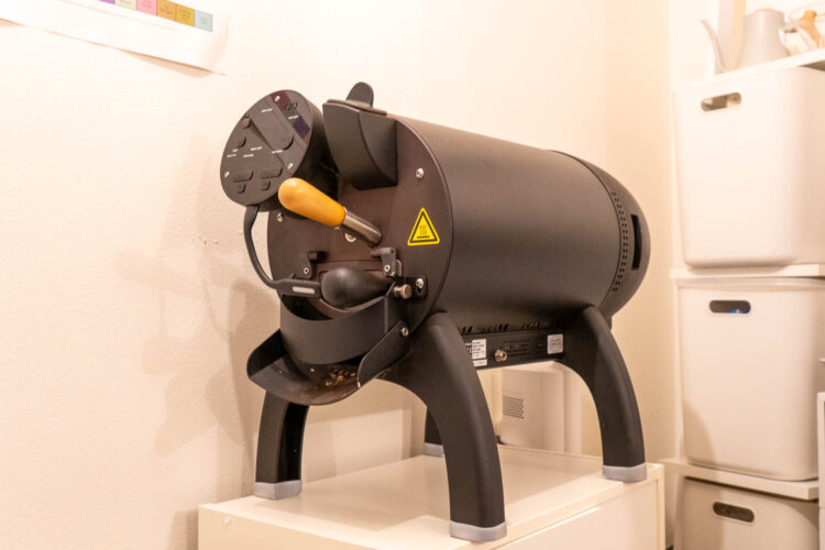 カウンター近くに置かれた小型の焙煎機。