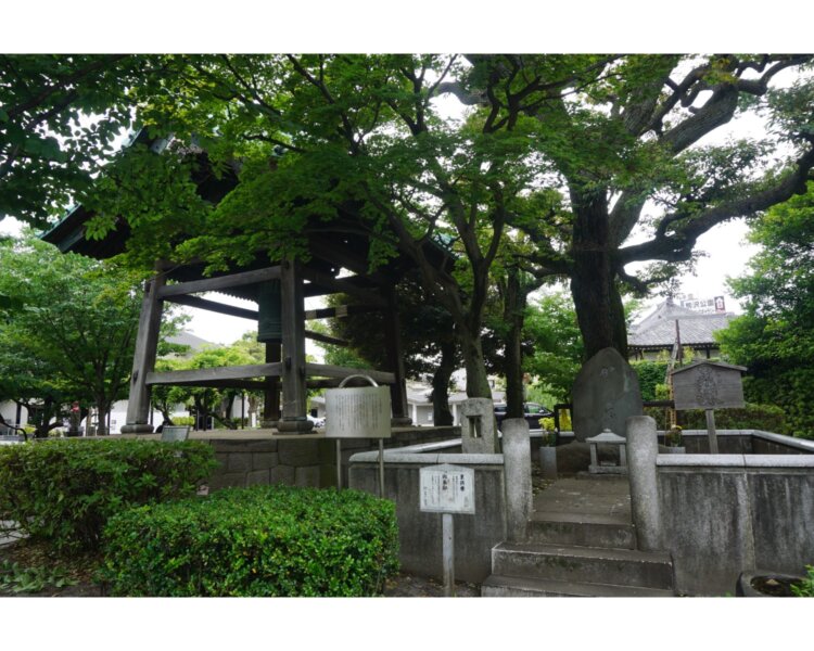 通称「かさね」と呼ばれる歌舞伎、『色彩間苅豆（いろもようちょっとかりまめ）』が再演された際、好評を記念して建てられた「かさね塚」。