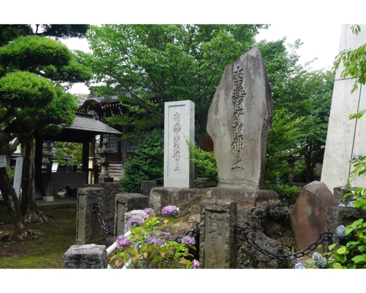 境内の至るところで六字名号を拝することができる。