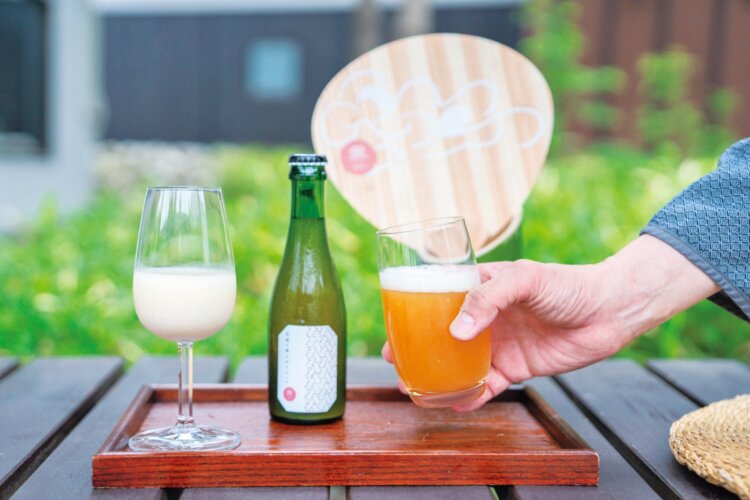 8月末までは湯上がりビール920円と冷やし甘酒600円を提供。ビールはアルコール分3.5％で柑橘の香り立つすっきりした味。