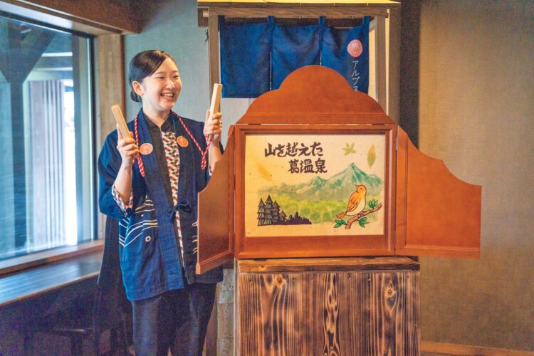 一日2回、紙芝居形式で湯守のスタッフが大町温泉郷の歴史や伝説、泉質などを説明。