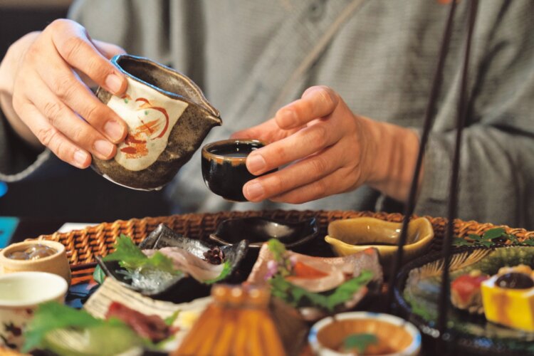 夕食の雪鍋会席は、見目麗しいさまざまな食材を使った料理。おすすめの地酒と合わせて湯上がりに夢心地。
