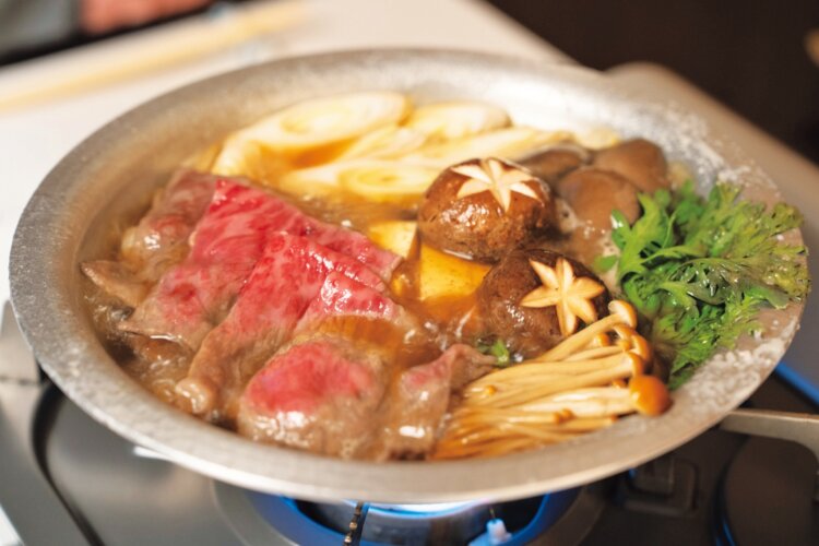 ふんわりかわいいわたあめが出汁で溶けると、すき焼きの味つけに。