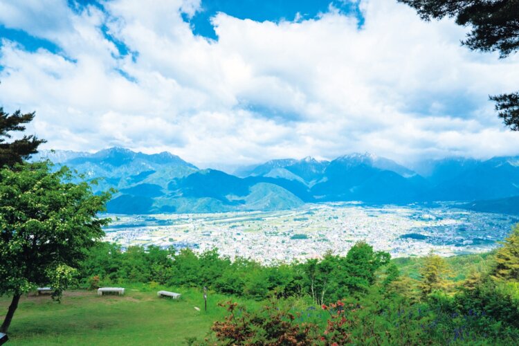 スタッフが教えてくれた絶景地、鷹狩山山頂の展望。『界 アルプス』から車20分。