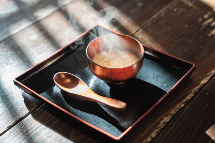 朝風呂のあと、朝食の前に囲炉裏でお粥を。