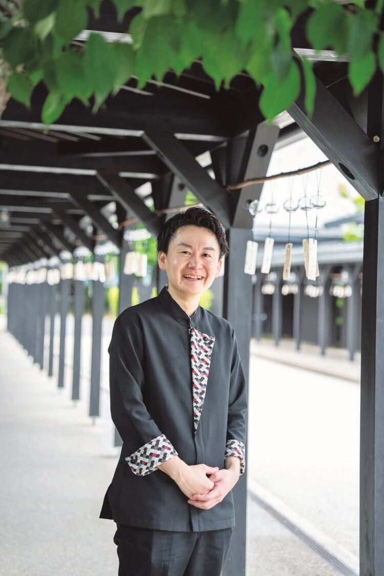 総支配人の溝口京佐さん。「雁木造りが魅せてくれる季節ごとの風情に期待してください」。