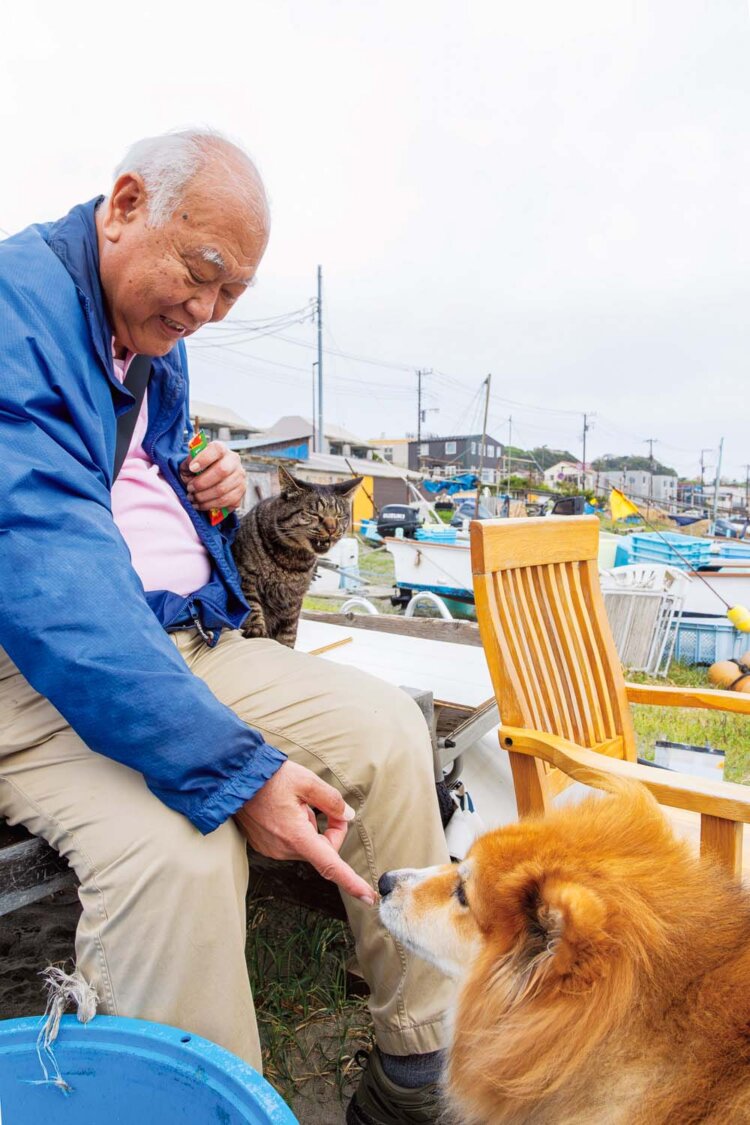 犬の散歩で毎日来てくれるイケダさんの姿を見るや、駆け寄るコブン。