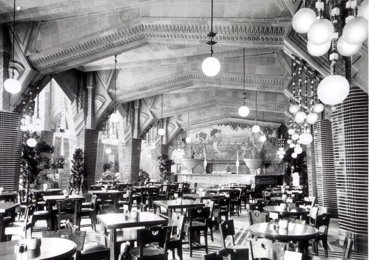 昭和9年（1934）竣工当時の店内（写真提供＝ビヤホールライオン 銀座七丁目店）。