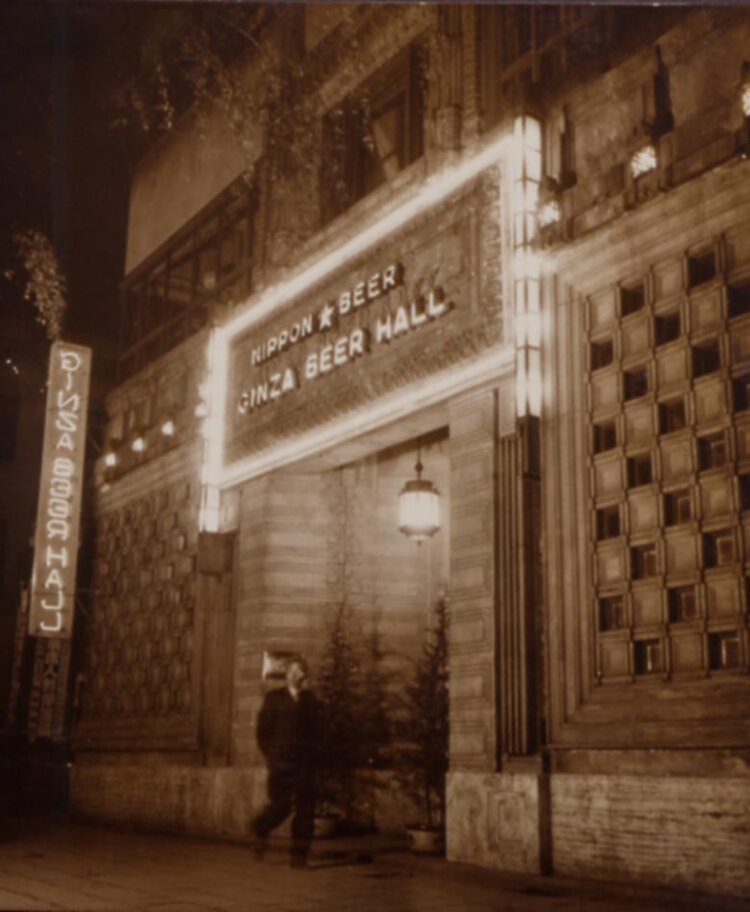1955年当時の正面玄関（写真提供＝ビヤホールライオン 銀座七丁目店）。