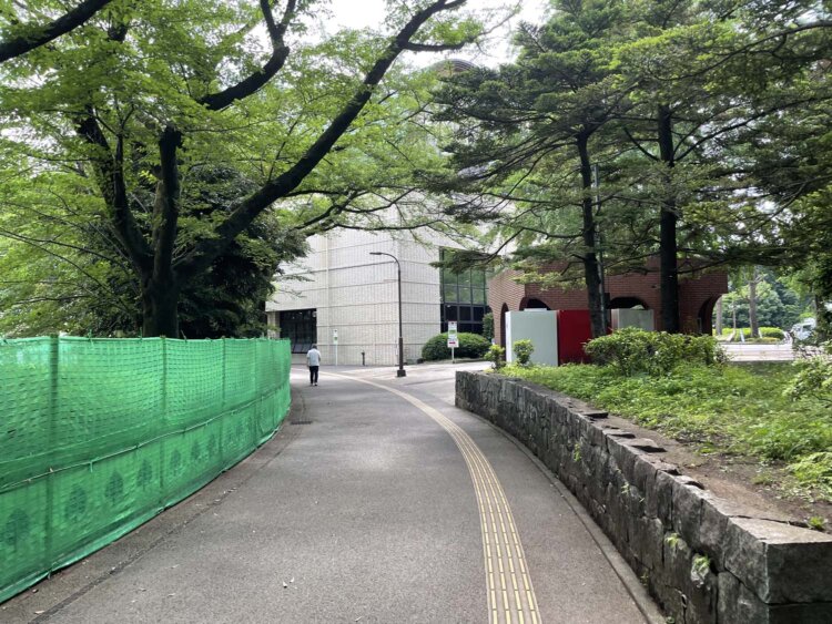 中央奥の建物が小平市民総合体育館。