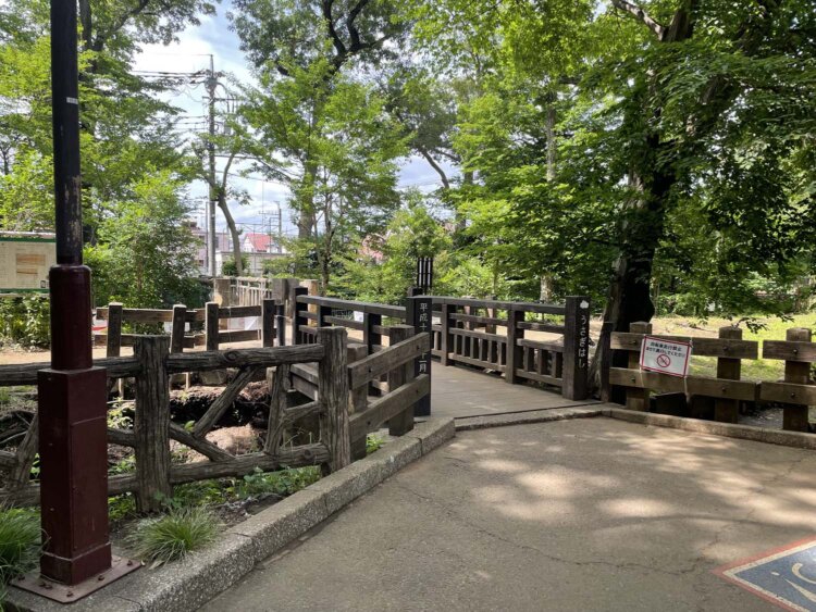 新堀用水に架かるうさぎはし。