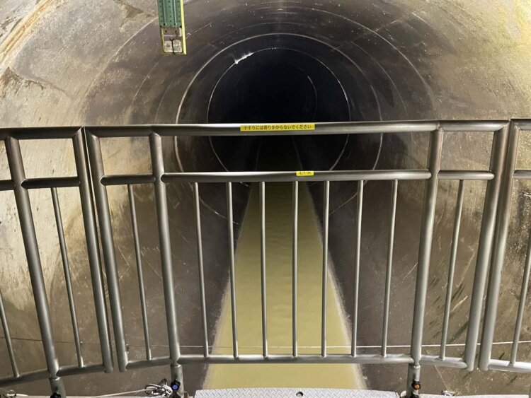 柵越しに下水道管を見る。