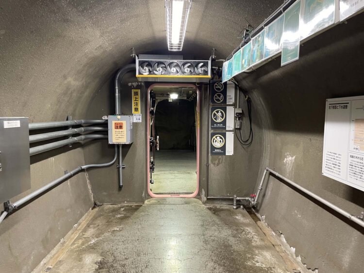 前室から見た2つ目の扉。その向こうが下水道管。