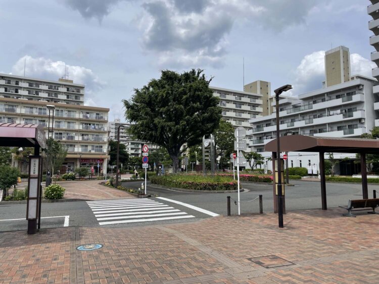 玉川上水駅前ロータリー。