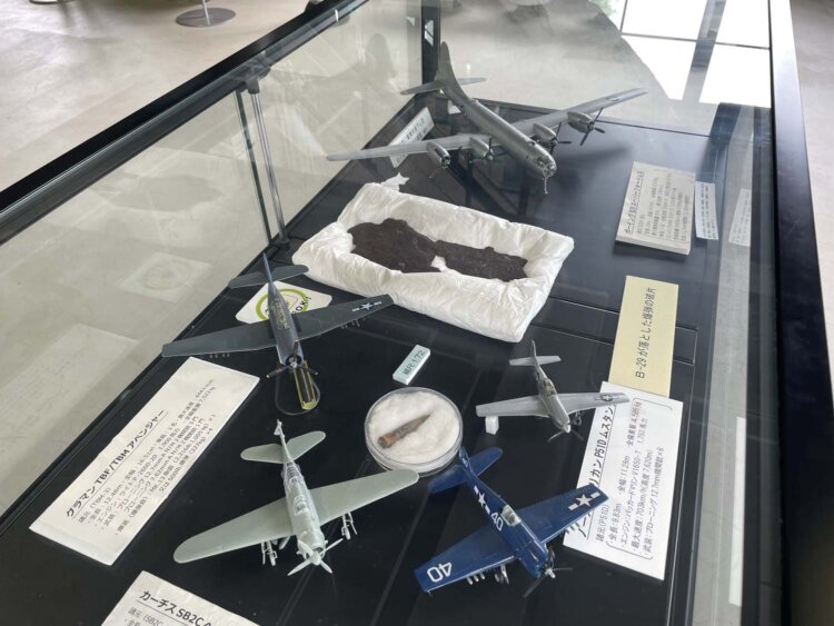空襲に使用された飛行機の模型とB29が落とした爆弾の破片。