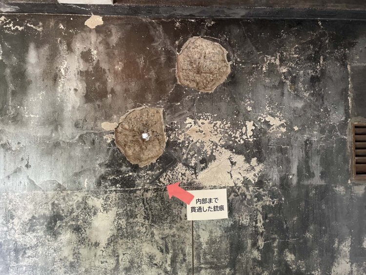 建物内部まで貫通した銃痕。右上の方は鉄筋があったため貫通しなかった。