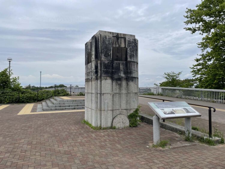 コールタールを塗った痕が残る親柱。