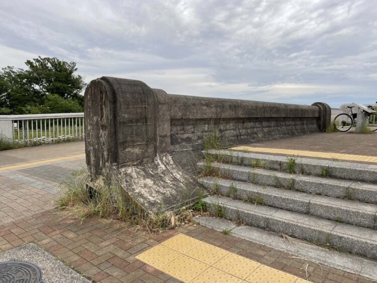 旧高欄。耐弾層を撤去した際、コンクリートの中から建設当時の姿で出現した。