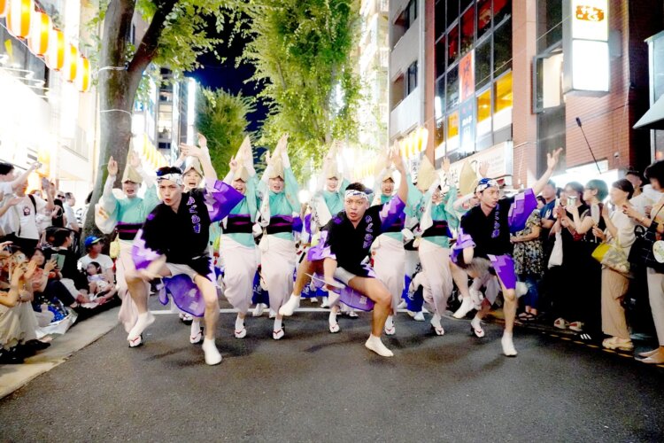 沿道で観客が見守るなか、間近で迫力ある踊りを見学できるのも神楽坂ならでは。