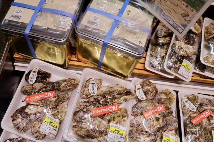 殻付きの「能登牡蠣」は12月～5月初旬は毎日入荷する。