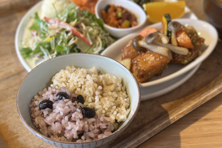 数量限定ランチ「6品のデリ＋選べるご飯＋味噌汁」。