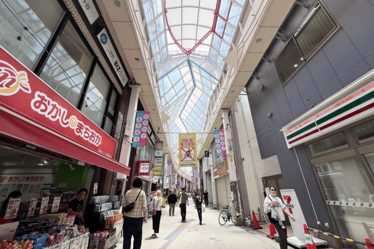 ゆったりと蛇行して続く阿佐谷パールセンター。