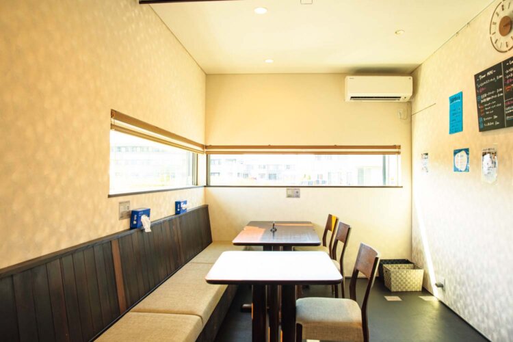 親子で座われるベンチシートもある店内。
