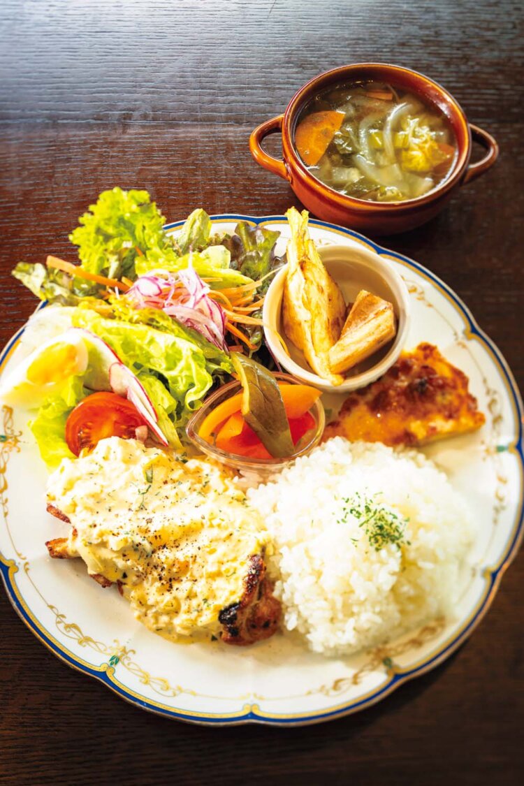 具だくさんのスープが付く、シェフの気まぐれランチプレート1500円。野菜がたくさん取れると評判だ。
