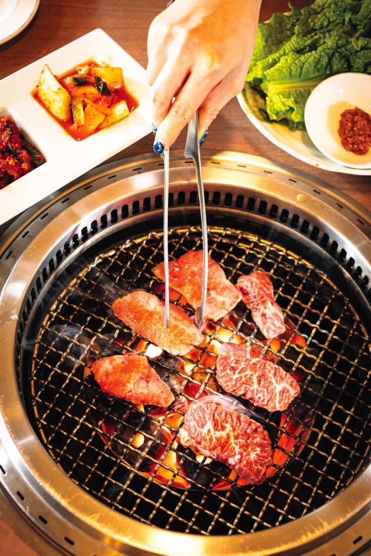 上セットは1～2人前で、肉は常陸牛の上カルビ、ブドウで育てられたオーストラリア産牛の上ハラミ。無農薬のサンチュか半ライス2杯も付く。