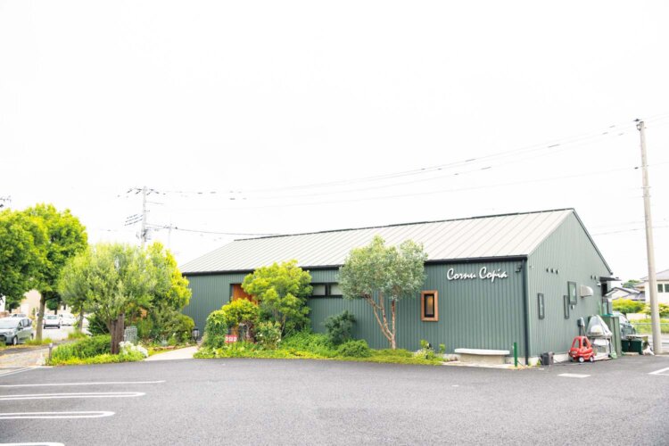 2014年に自宅で始め、2020年に切妻屋根の現店舗に移転。