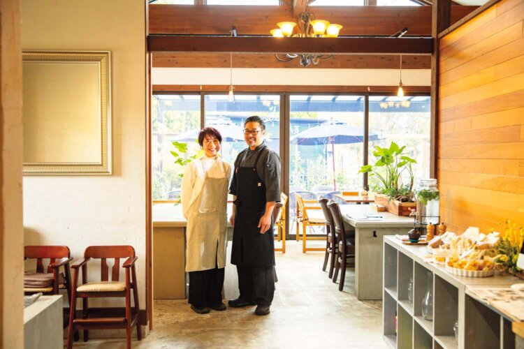 店主の舟幡崇さん、妻の洋子さん。