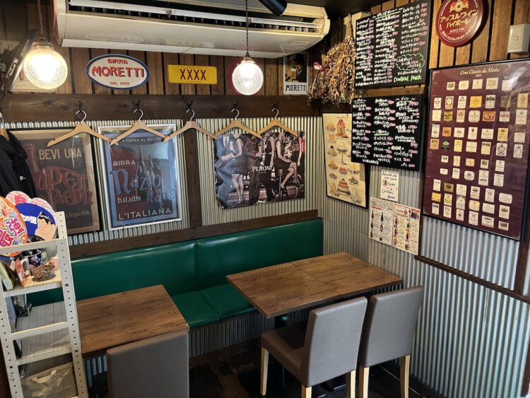 お酒や料理だけでなく、店内の掲示物にも目が離せない。