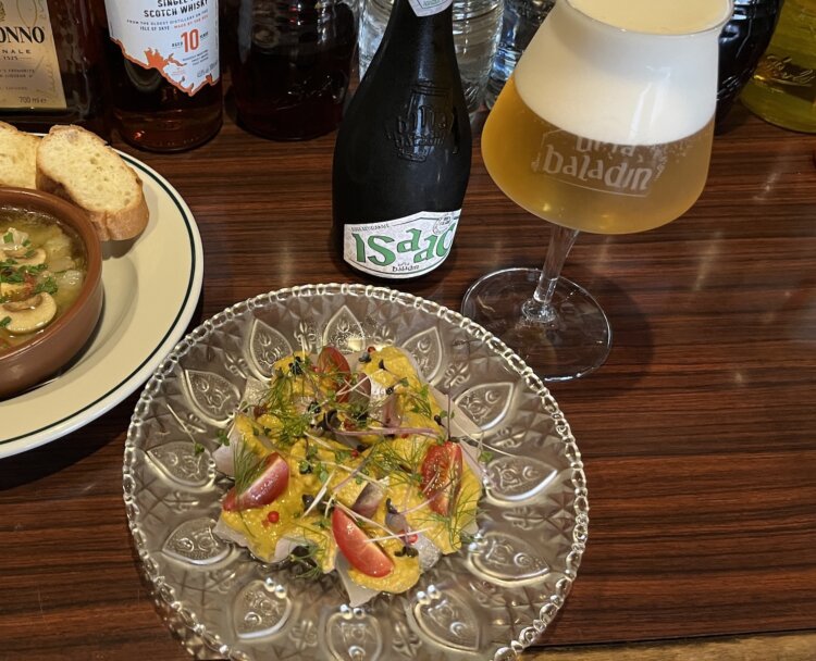ビールはもちろん、白ワインや日本酒にも合う鮮魚のカルパッチョ。