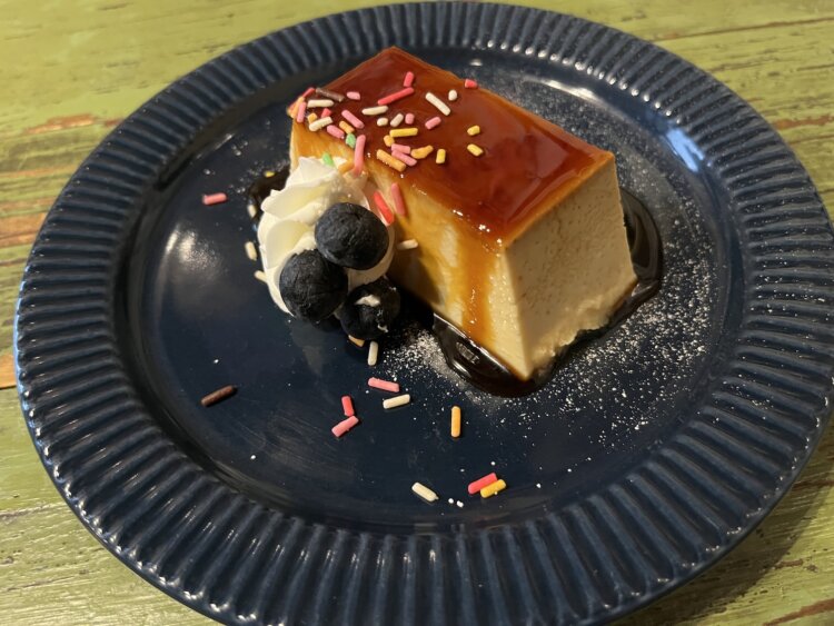 ほどよい固さの濃厚プリンは卵とミルクのやさしい味わい。