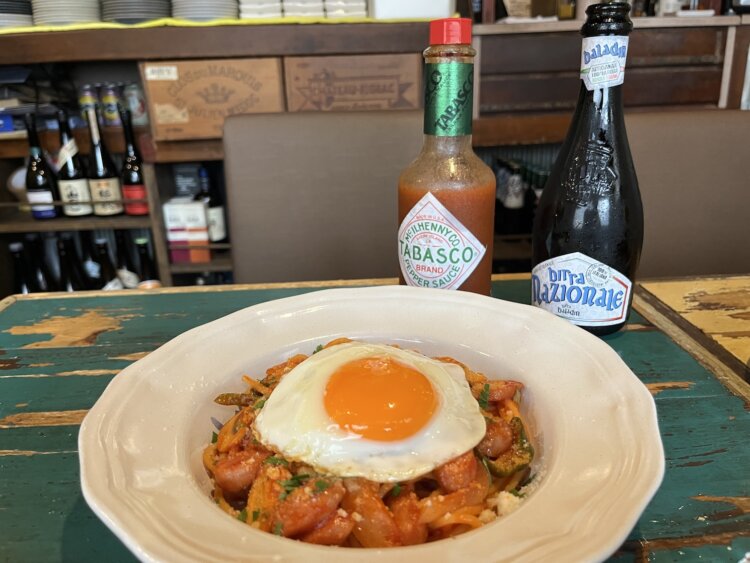 ビールやワインにもぴったりの、目玉焼きのせナポリタン980円。