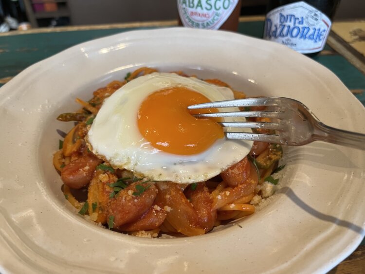 トロ〜り半熟の目玉焼きと、具だくさんで甘めのナポリタン。