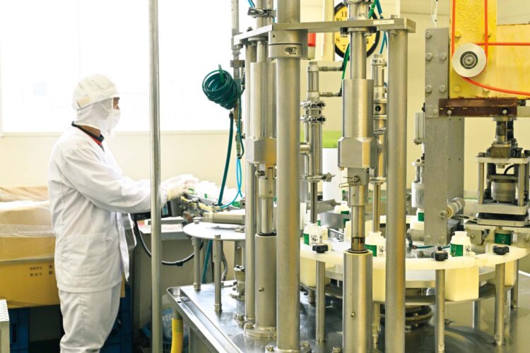 工房の外側が見学ルート。窓越しに充てん作業が眺められることも。確実に見学するなら要予約（撮影協力＝ミルク工房もりや）。