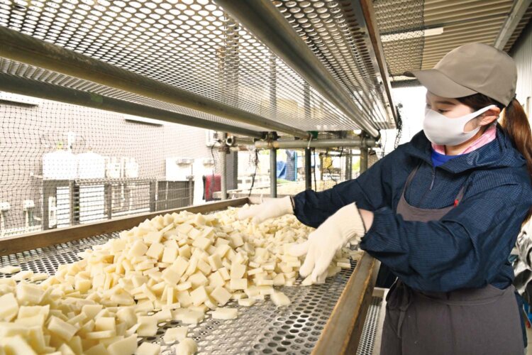 直売所の裏手で、自家栽培の米を蒸し、搗（つ）き、切り分けてから3日ほどかけて天日干し。