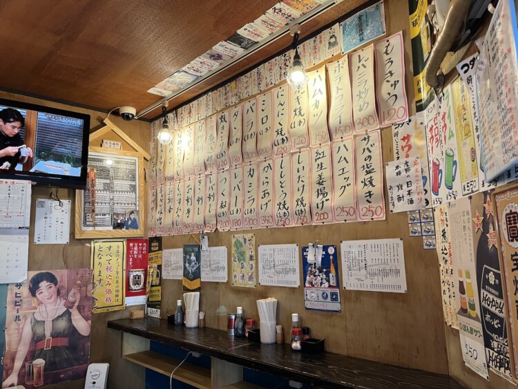 壁いっぱいに貼られたメニュー表と、少しずつ増えてきた全国各地の御朱印。