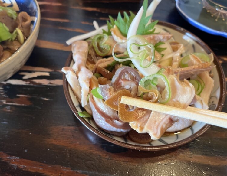 ガツ刺し300円。コリコリ食感にニンニク醤油が利く。