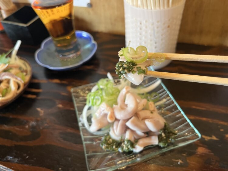 プリプリ食感のコブクロ刺し大葉ジェノベーゼ風と、立石名物 梅割り250円。