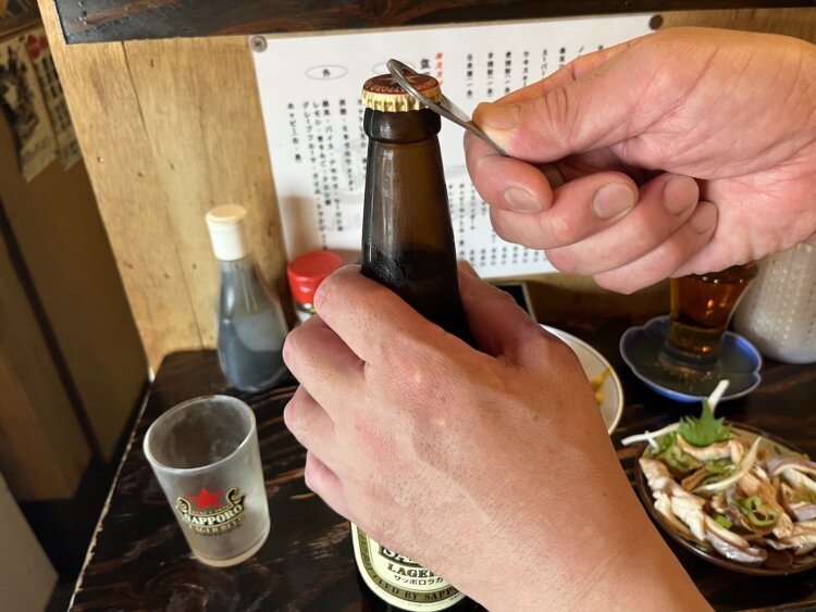 瓶ビールを自分で開栓するのも、立ち飲みならではの楽しみだ。
