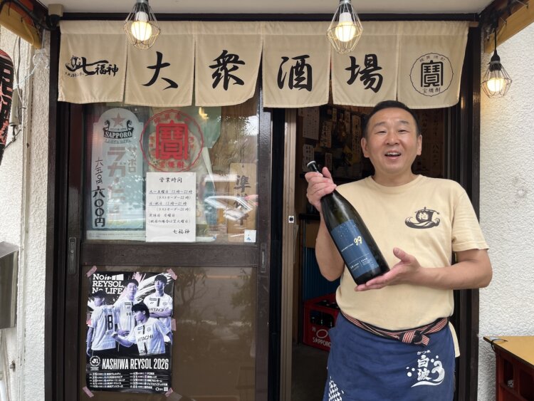 大衆酒場をこよなく愛する店主の佐藤功造さん。