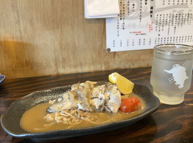 骨が手強いニシン。低温で２時間火を入れ、中骨まで食べられるやわらかさに。レモンをかければさらに風味アップ。
