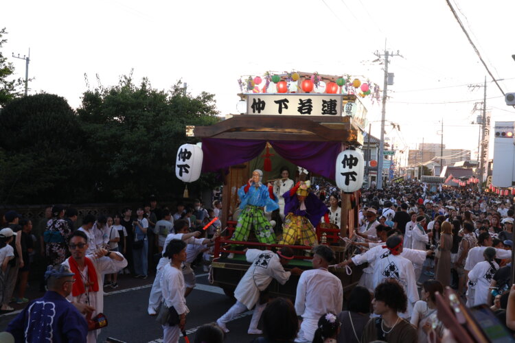 ものすごい速さで回転する山車の上で、踊り手たちは何食わぬ顔で踊り続ける。