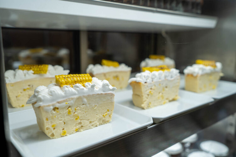 2026年7月のメニューのひとつ、とうもろこしのチーズケーキはドリンクセットで1700円。