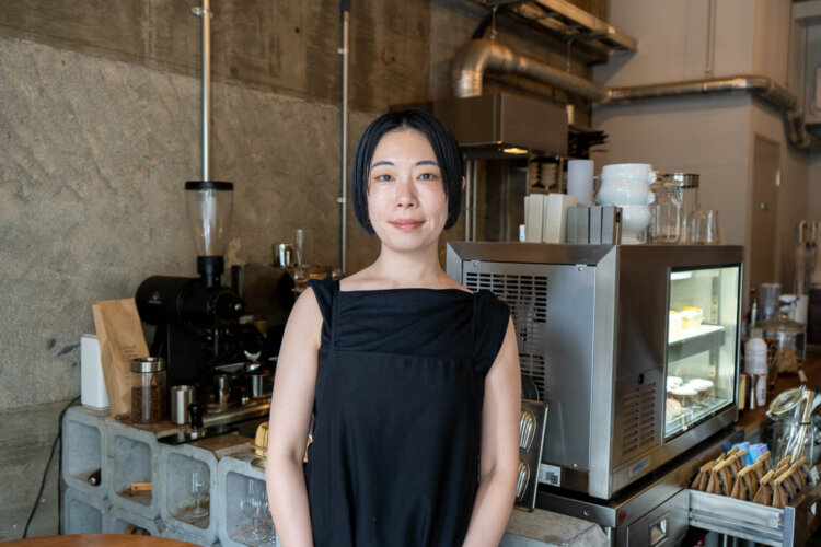 店主の金井真実さん。FMラジオのJ-waveで選曲を手掛けることもある。