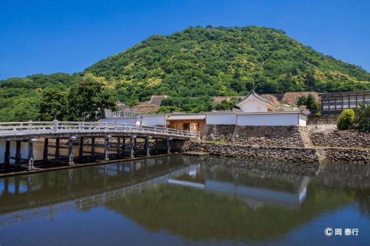 復元された大手門の中ノ御門と、木造の擬宝珠（ぎぼし）橋。
